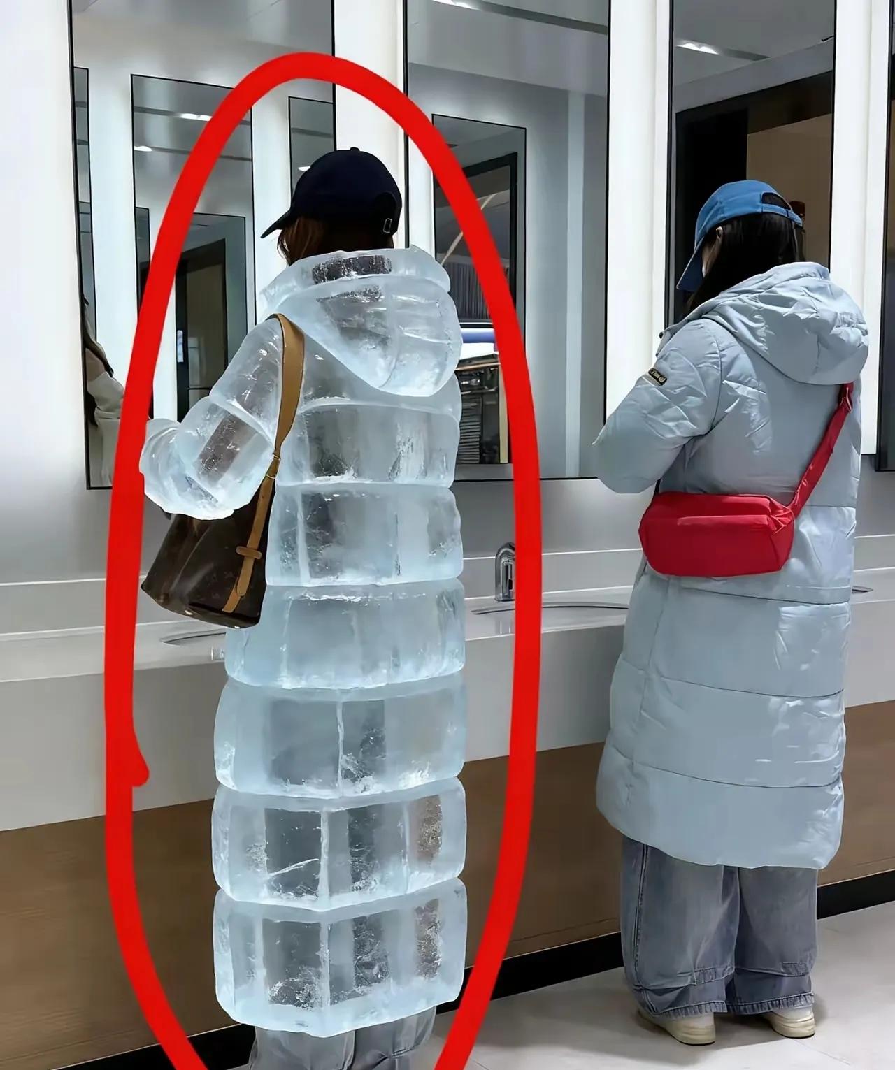 这“冰雕羽绒服”是把冬日雪景穿在身上了吗？版型绝、看着还厚实，白色款更是一眼戳中