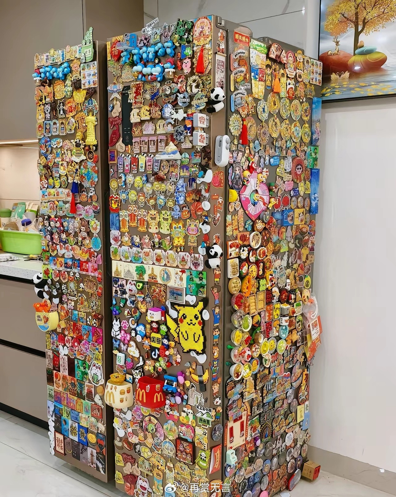 昨天去闺蜜家，一进门差点笑出声——她家上万块的冰箱，被娃贴成了