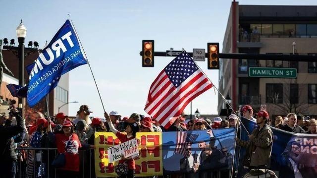 美国恐怕再也难站起来了，原因有两个：第一是美国的国债，美国人依靠贪婪这杆杠一直高