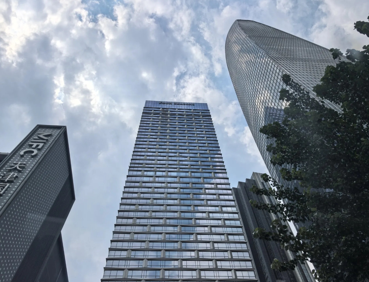 中国的户籍制度是相当严格的，以河北落户北京为例，身份证号是终身不变的，户口本上的