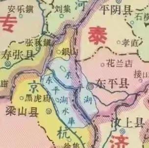 这是1963年山东省地图中东平湖周边行政区域划分情况。1958年年底，山东省进