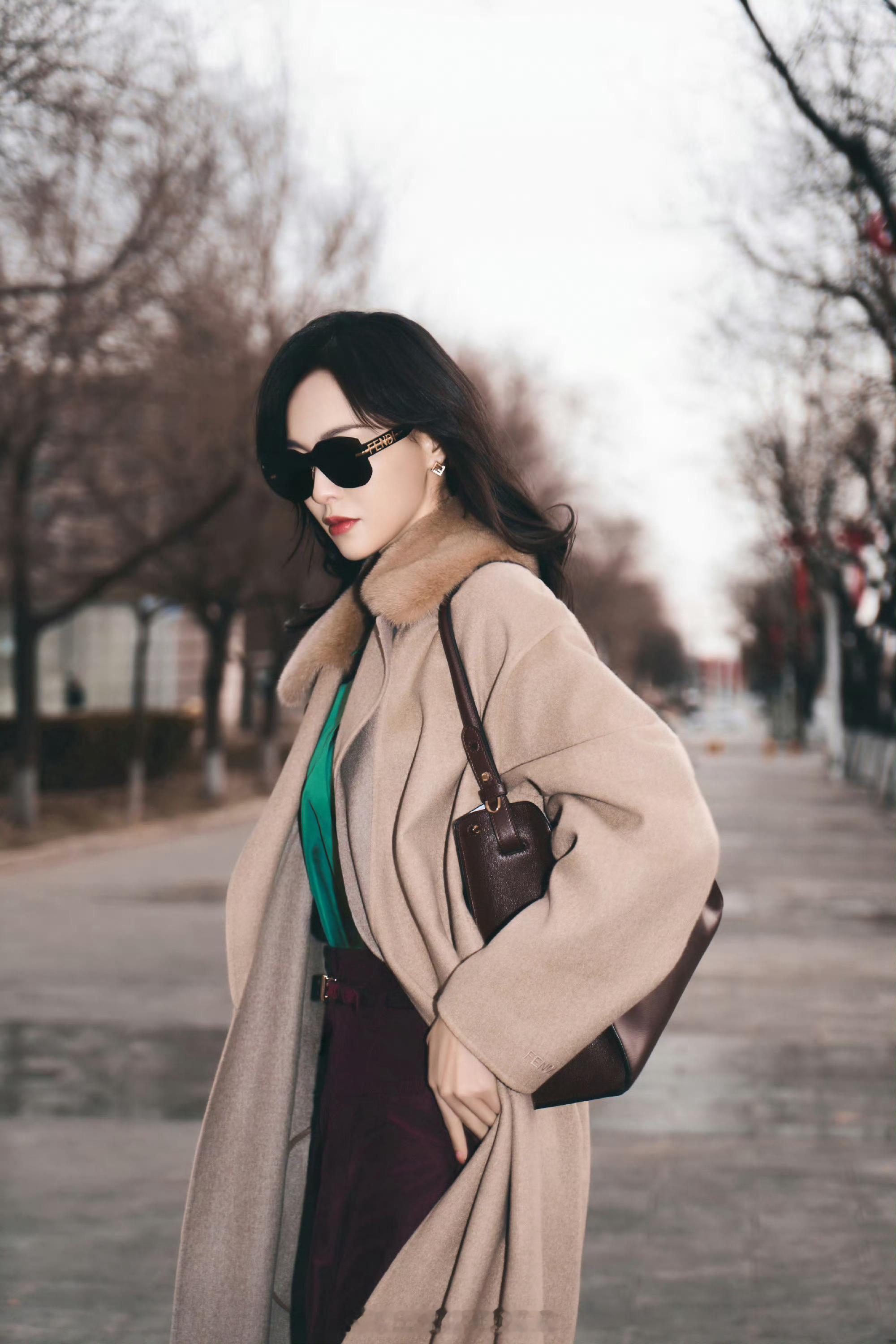 状态真好唐嫣米兰时装周出发造型唐嫣老钱风造型