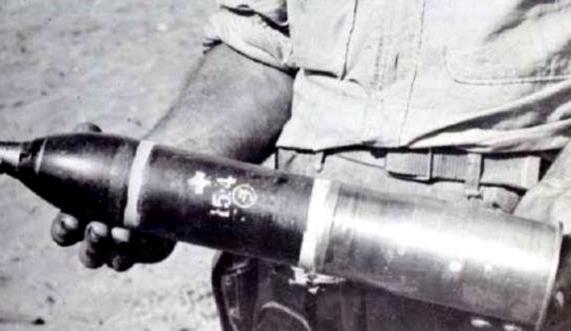 1940年，八路军115师686团陷入弹尽粮绝的困境，仅剩三发炮弹在炮膛中孤零零