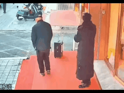 大爷刚从门店里出来，他在下台阶时，身体一倾斜摔倒了，旁边一个女子看到后，迅速跑进