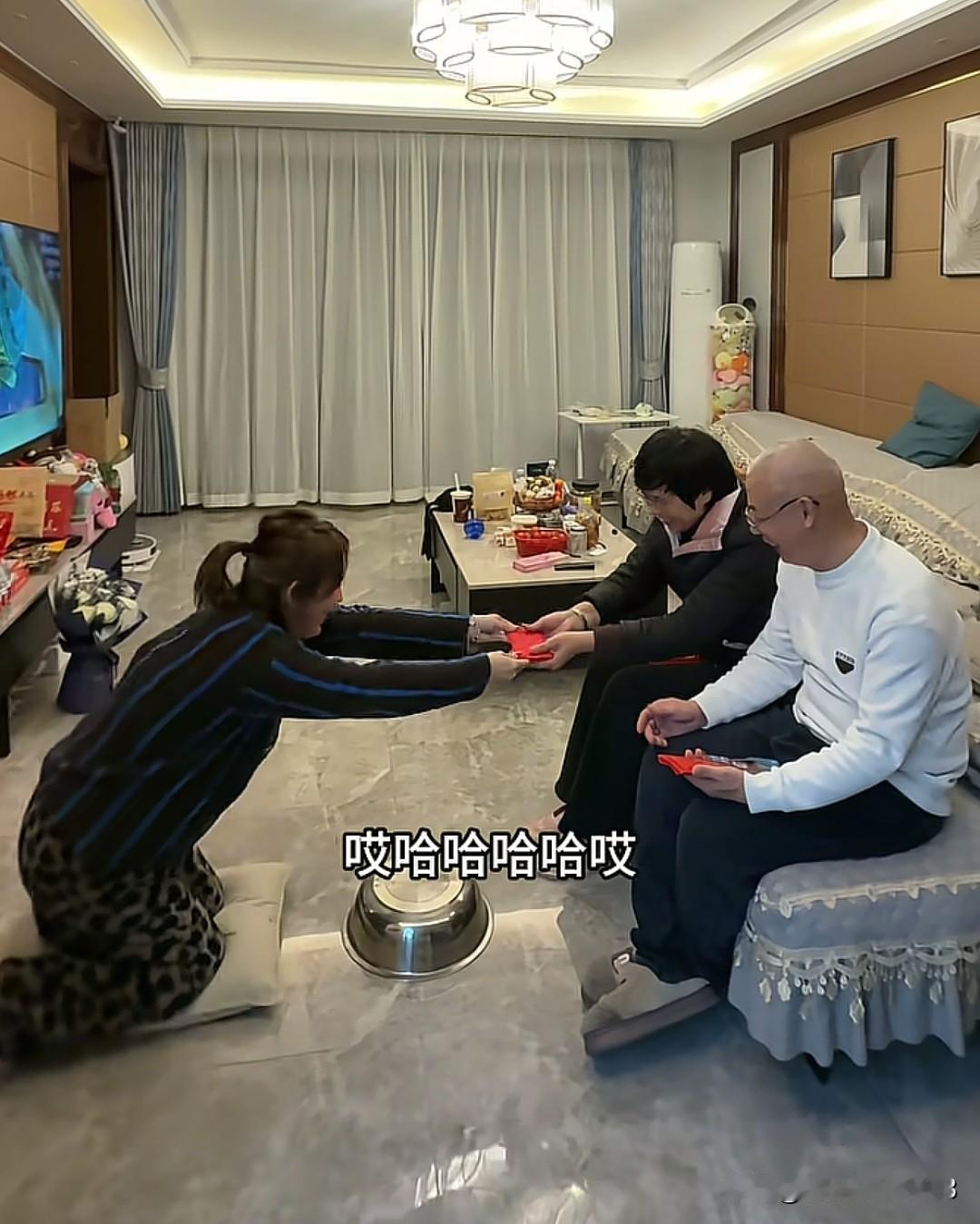 哈哈家族更新视频，大哈二哈给父母拜年。分别给父母封了大红包🧧。孙辈们拜年，外公