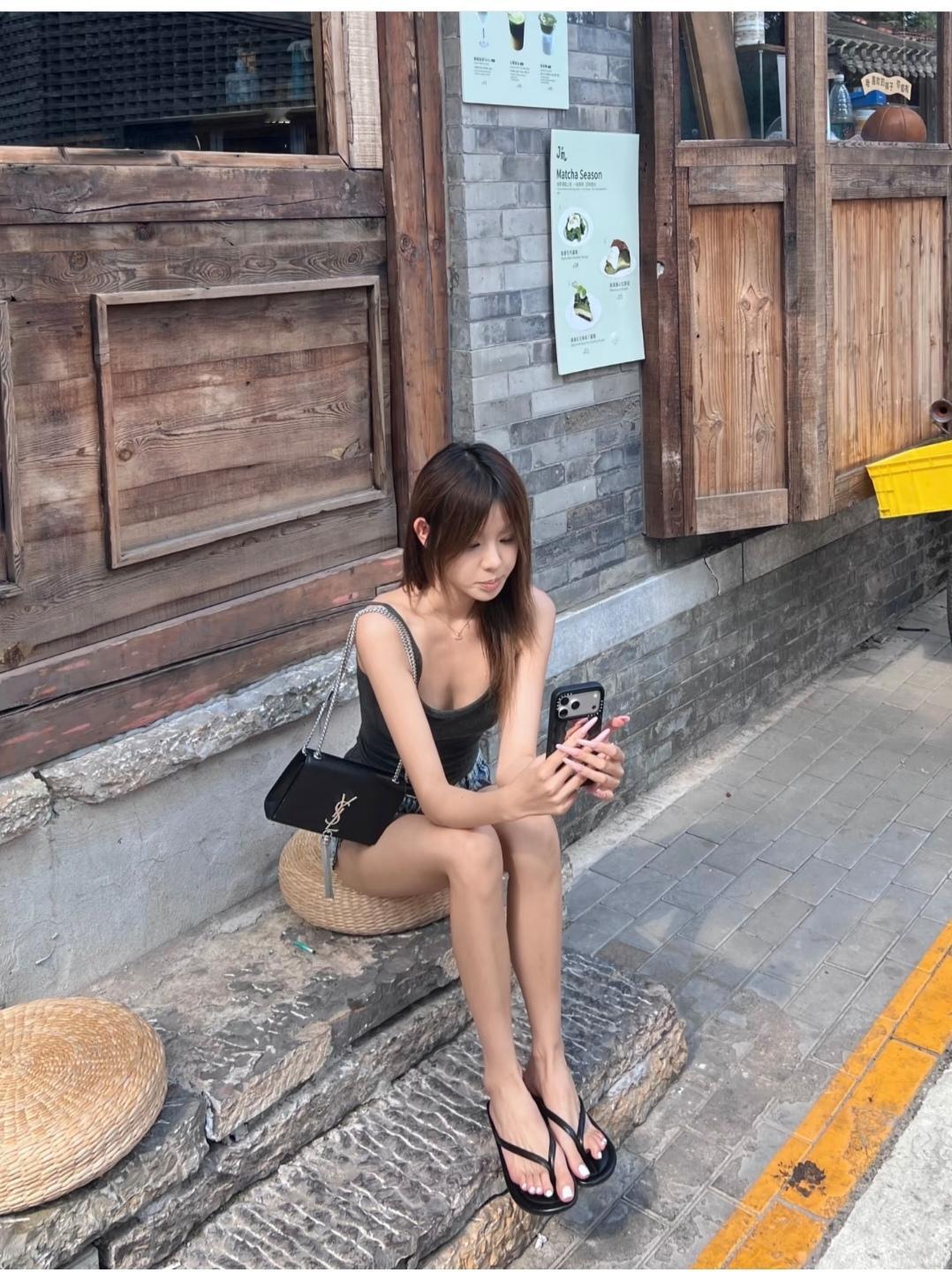 见过二脚趾头长，没见过大拇趾这么长的。