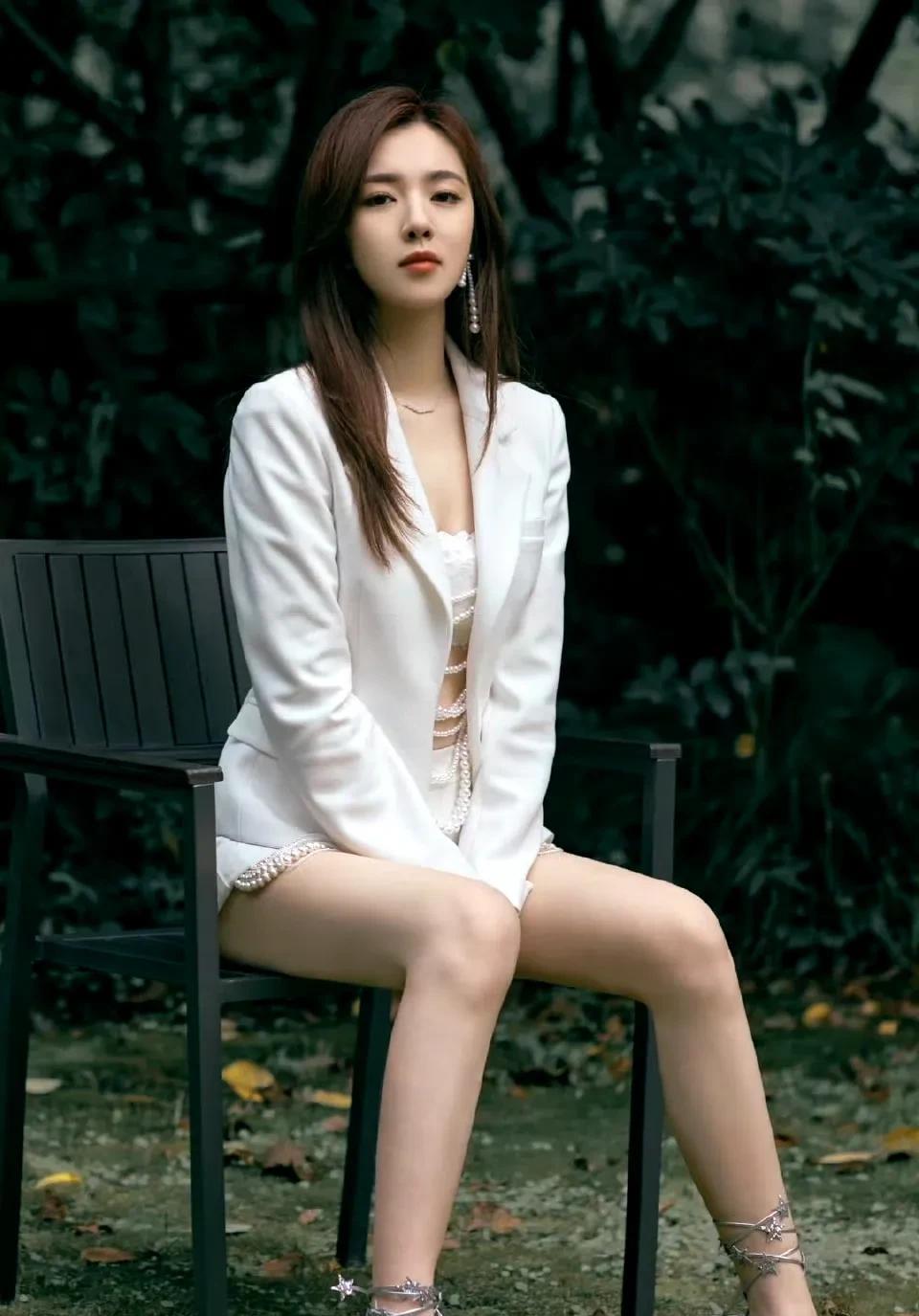俞灏明开了娱乐圈婚姻单方面官宣的先例，而且结婚宣言的时候还在贬低前任，真是让人大