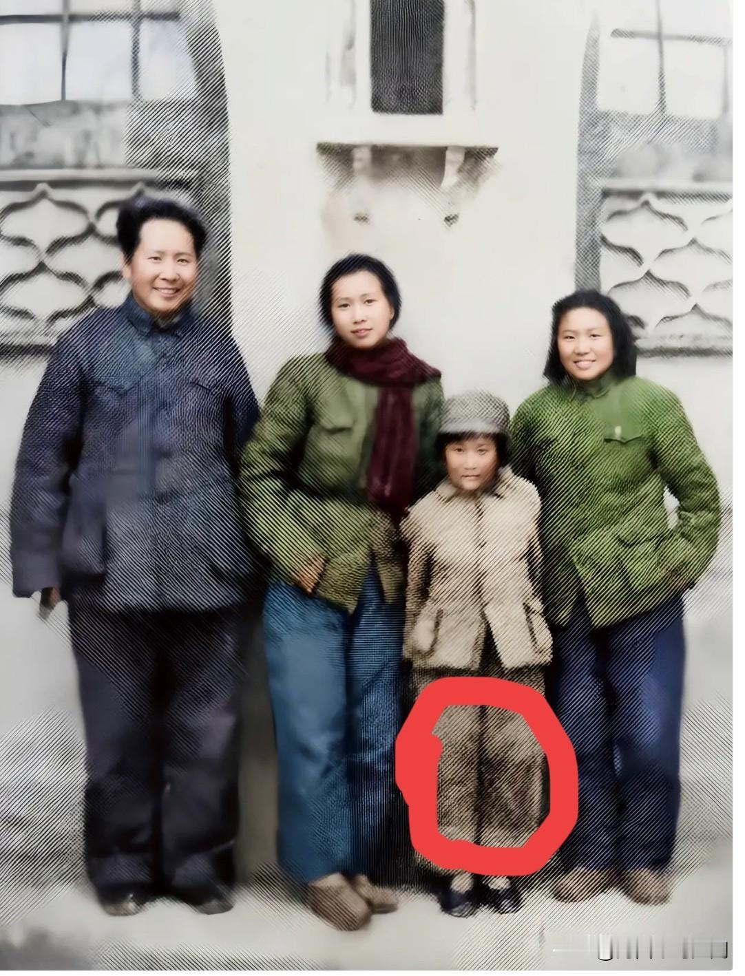 1947年，毛泽东一家人与叶子龙夫人蒋英的一张珍贵合影。小小的李讷站在中间，裤子