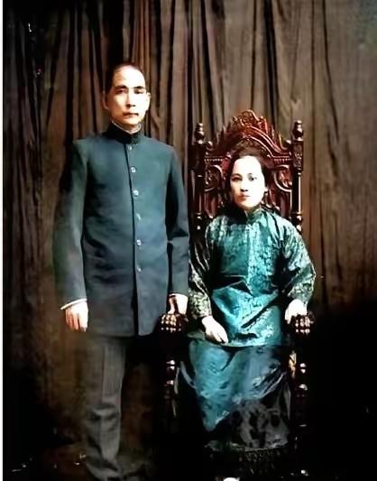 翻遍孙中山的老照片，会发现个超戳人的细节。他在哪都是妥妥的核心，公开合影里