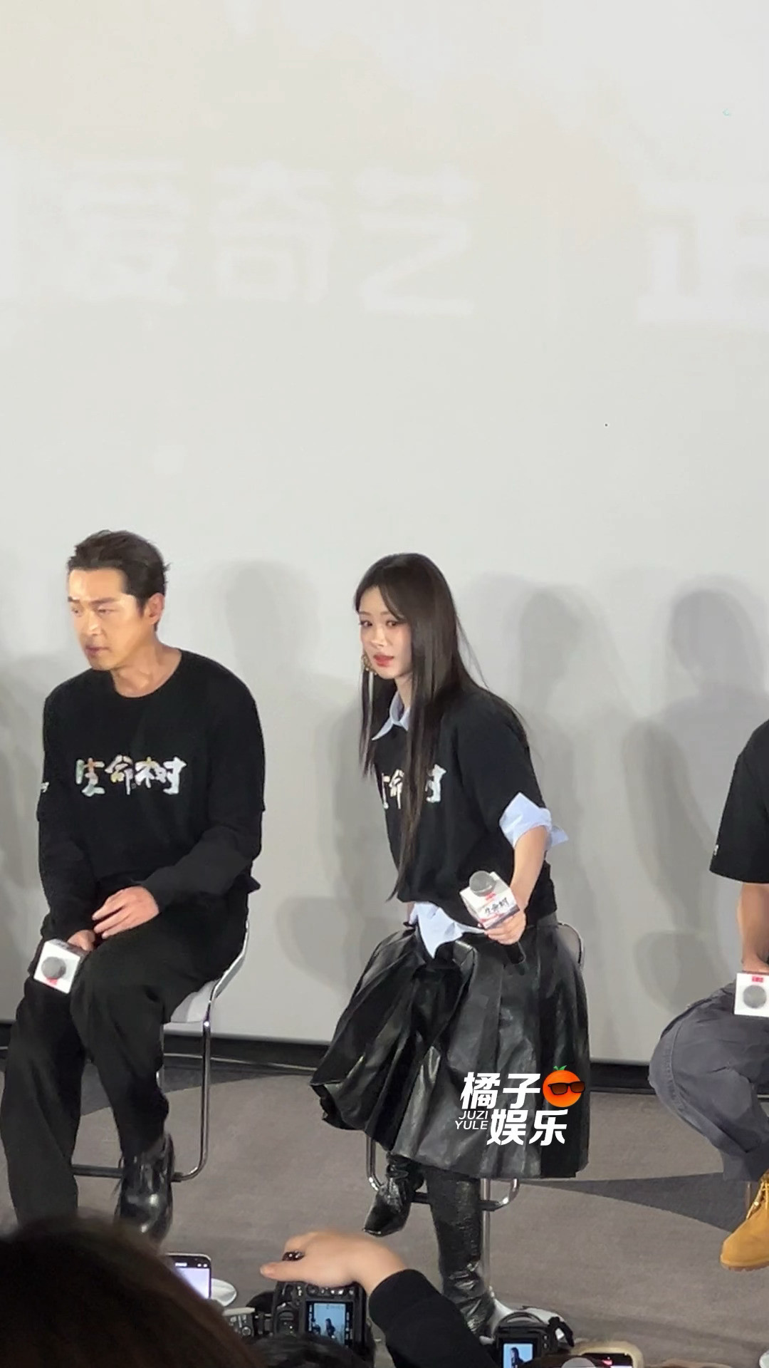 凳子太高了坐上有点不稳，调低了之后紫妹：“腿不够长”，然后热心地帮其他人看凳子哈