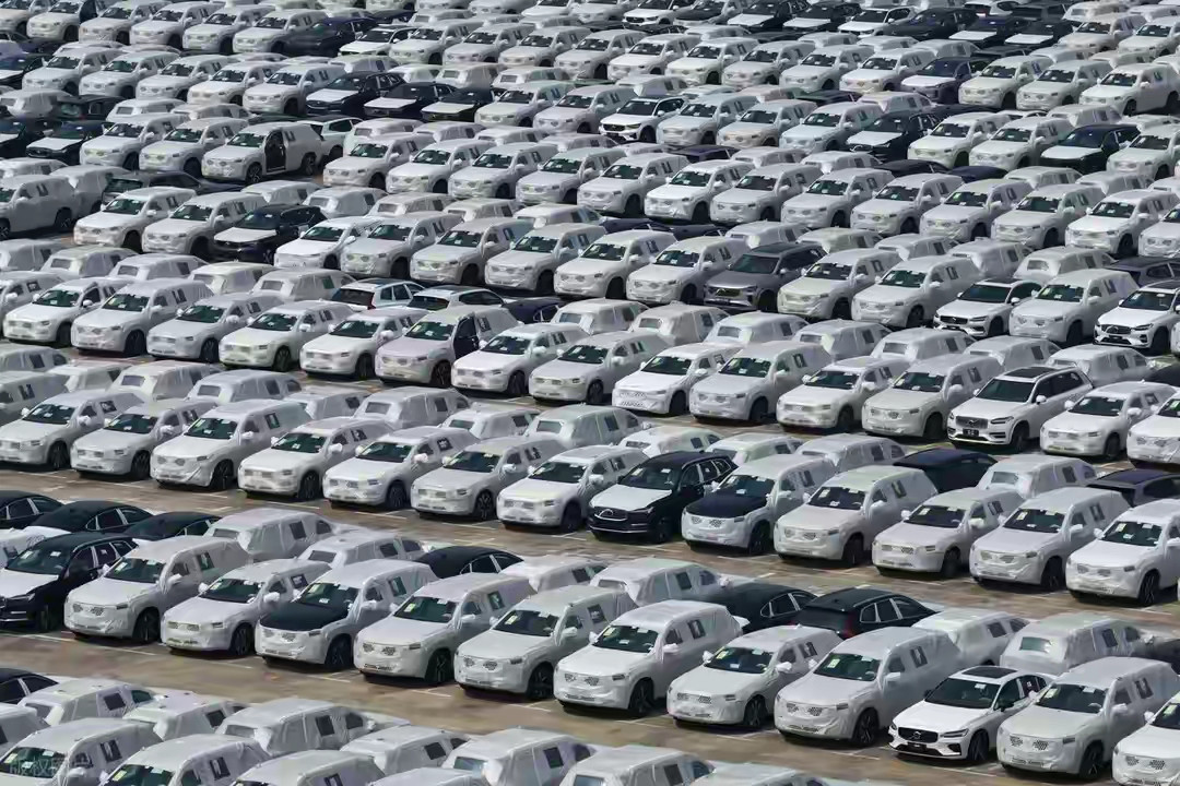 2025年，中国汽车销量接近2700万辆，超越了日本，首次登顶全球第一，但是在众