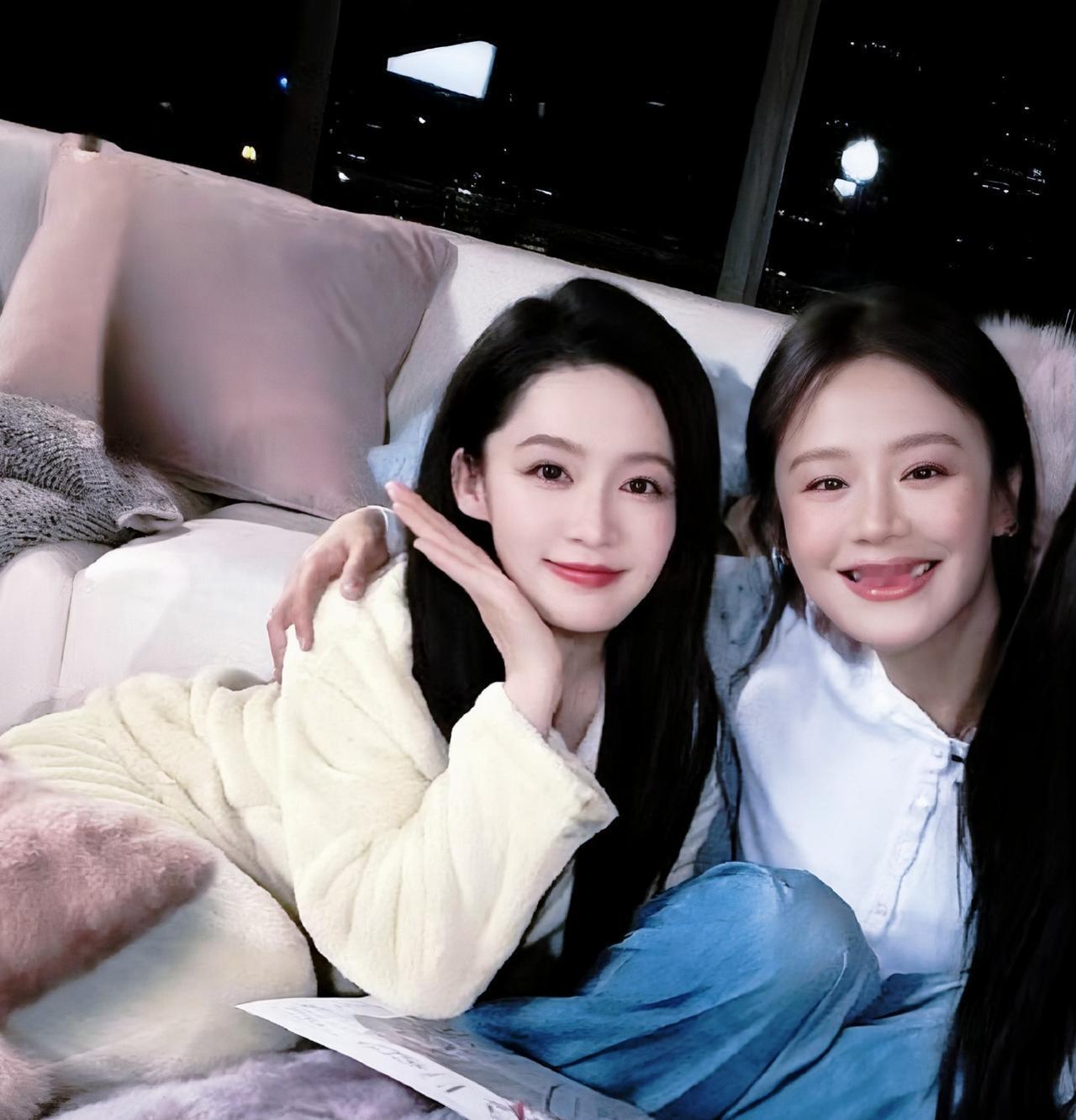 两个大美女,祝友谊天长地久啊!其实自从马思纯改掉她的海绵宝宝微笑之后,整个人都