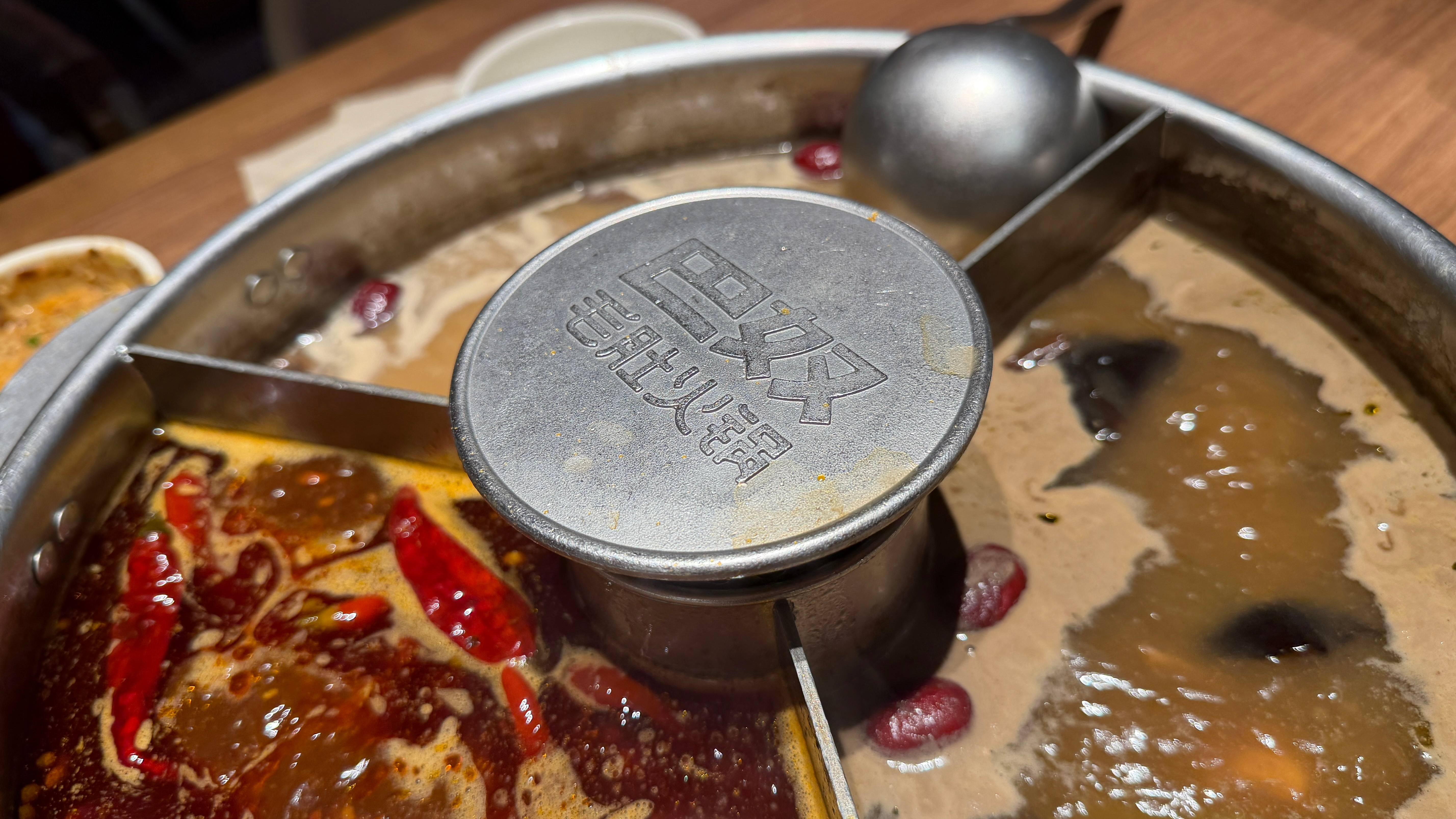 带我妈和我姥姥，来吃个毛肚火锅巴奴的毛肚和菌汤都太香了