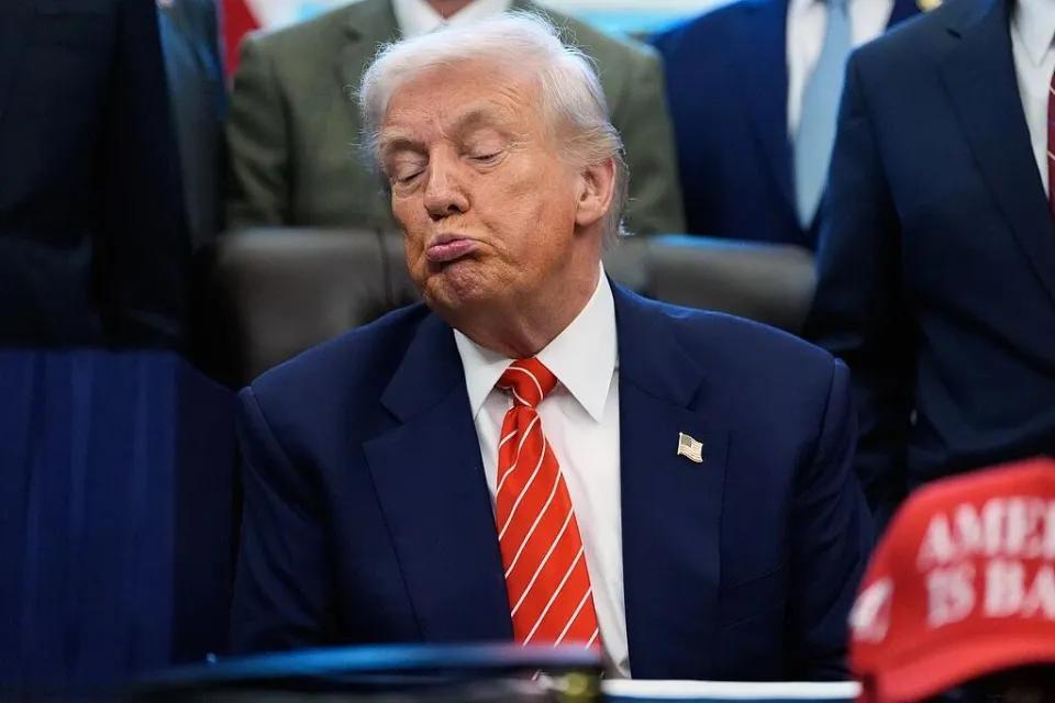 特朗普，又改口了哎呀，这事儿真够热闹！据路透社爆料，特朗普又发