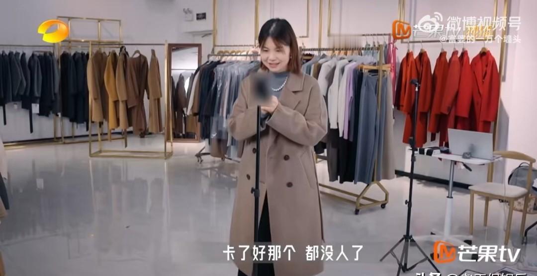 别再夸沈梦辰情商高了，那根本不是重点。设备突然失声，歌手僵在台上。导播间的心