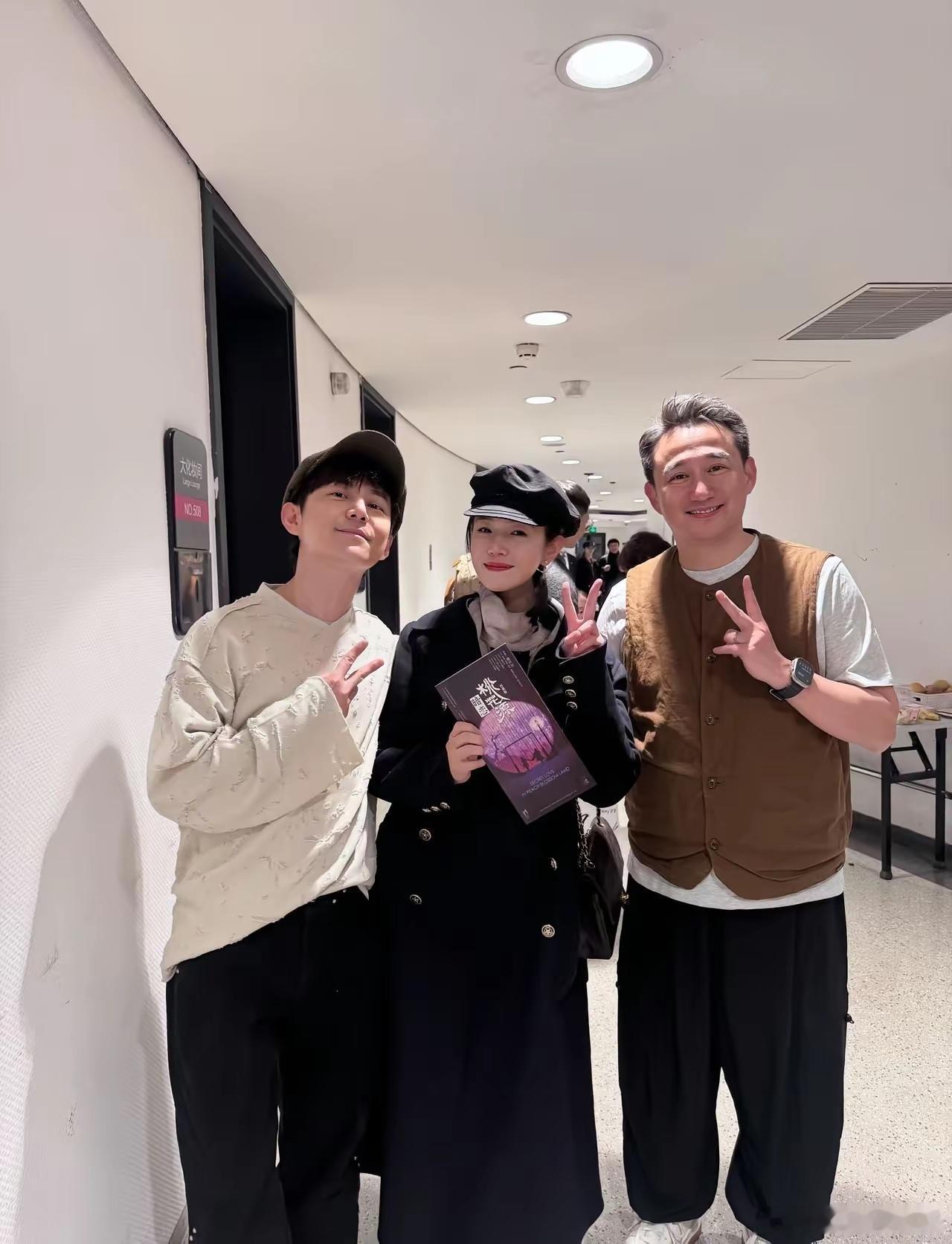 陈妍希，头真的小的惊人！单看还不觉得……一到合照不愧是电影脸，大荧幕严选，头身比