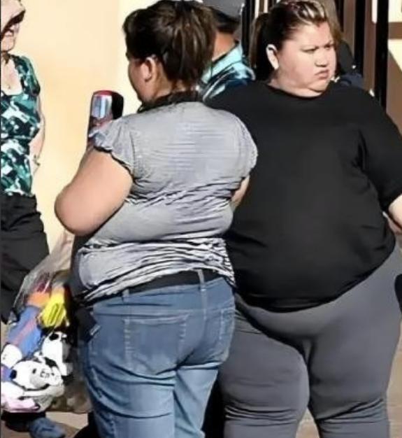 在美国你看见有人胖的走不动路，大概率是穷人，但是如果有人看见身材苗条的人，那么大