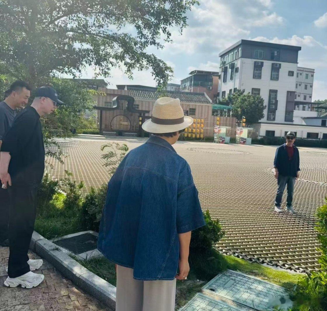 68岁冯小刚被偶遇，和张国立邓婕夫妇同游深圳坪山！三人边走边聊有说有笑，状态在线，身体看着十分硬朗。