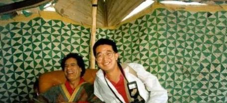 [赞]1992年，中国记者唐师曾与卡扎菲合影并请他签名，卡扎菲签完名递给唐，并拍