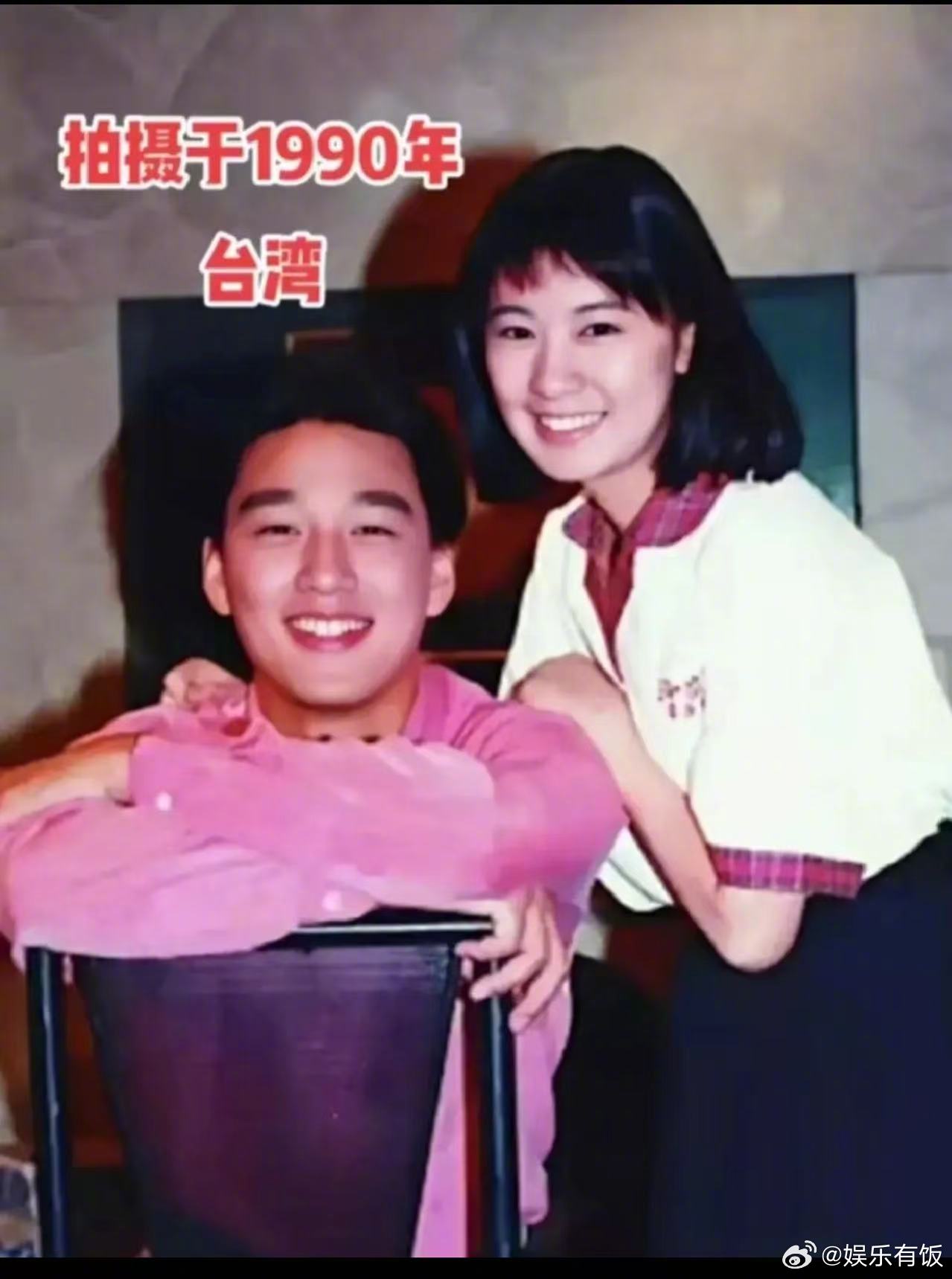 王耀庆贾静雯复刻35年前旧照起猛了，刷到了王耀庆贾静雯复刻35年前合照，旧照是