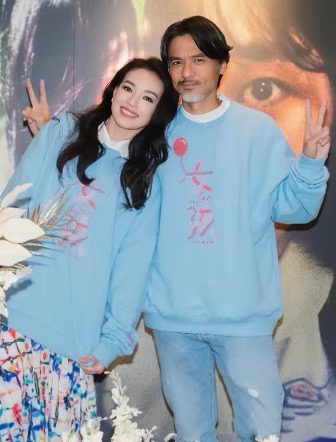 真是看不出来，舒淇只比冯德伦小2岁！舒淇和老公冯德伦一起出席自己电影的发布会，