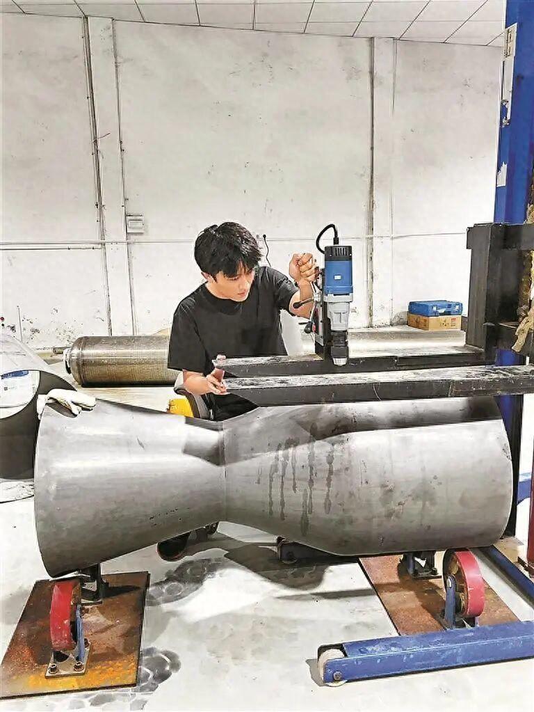 这个小伙火遍全网！广东深圳，一位95后小伙带着5个人的初创团队，仅用15天就纯手