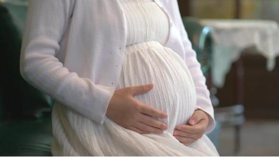 入职才1年，病假、婚假、产假接连着请，公司一旦不同意，她就直接发出“被迫离职通知