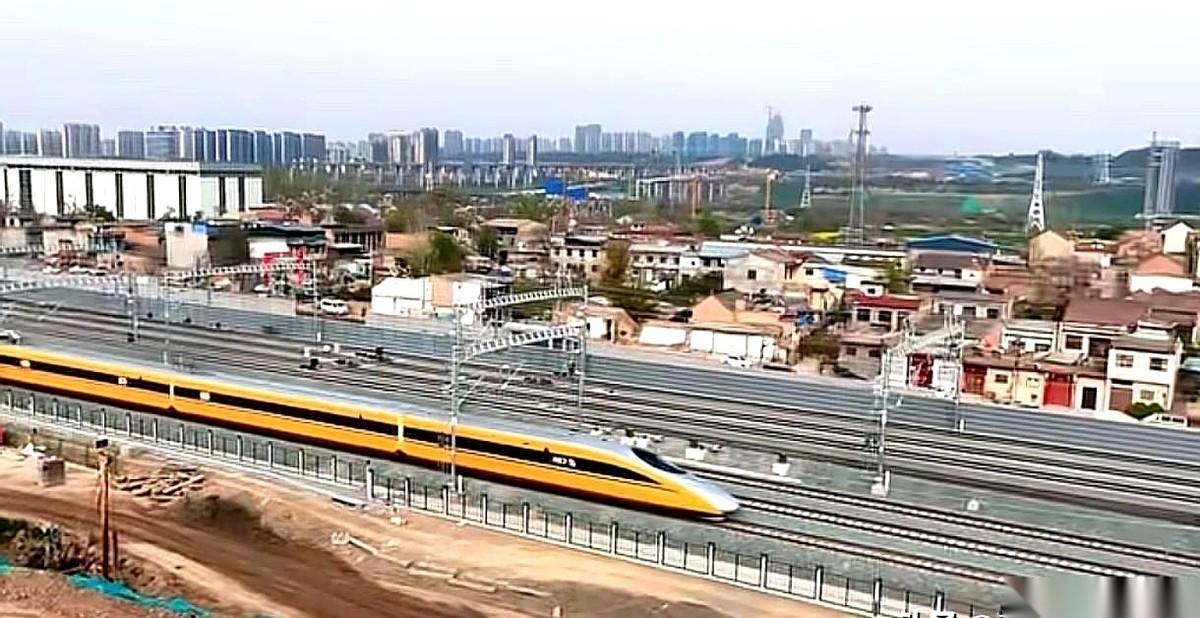 一列通体亮黄的“怪车”，悄悄开上了还没通人的西十高铁。它不是来拉客的，是来“找