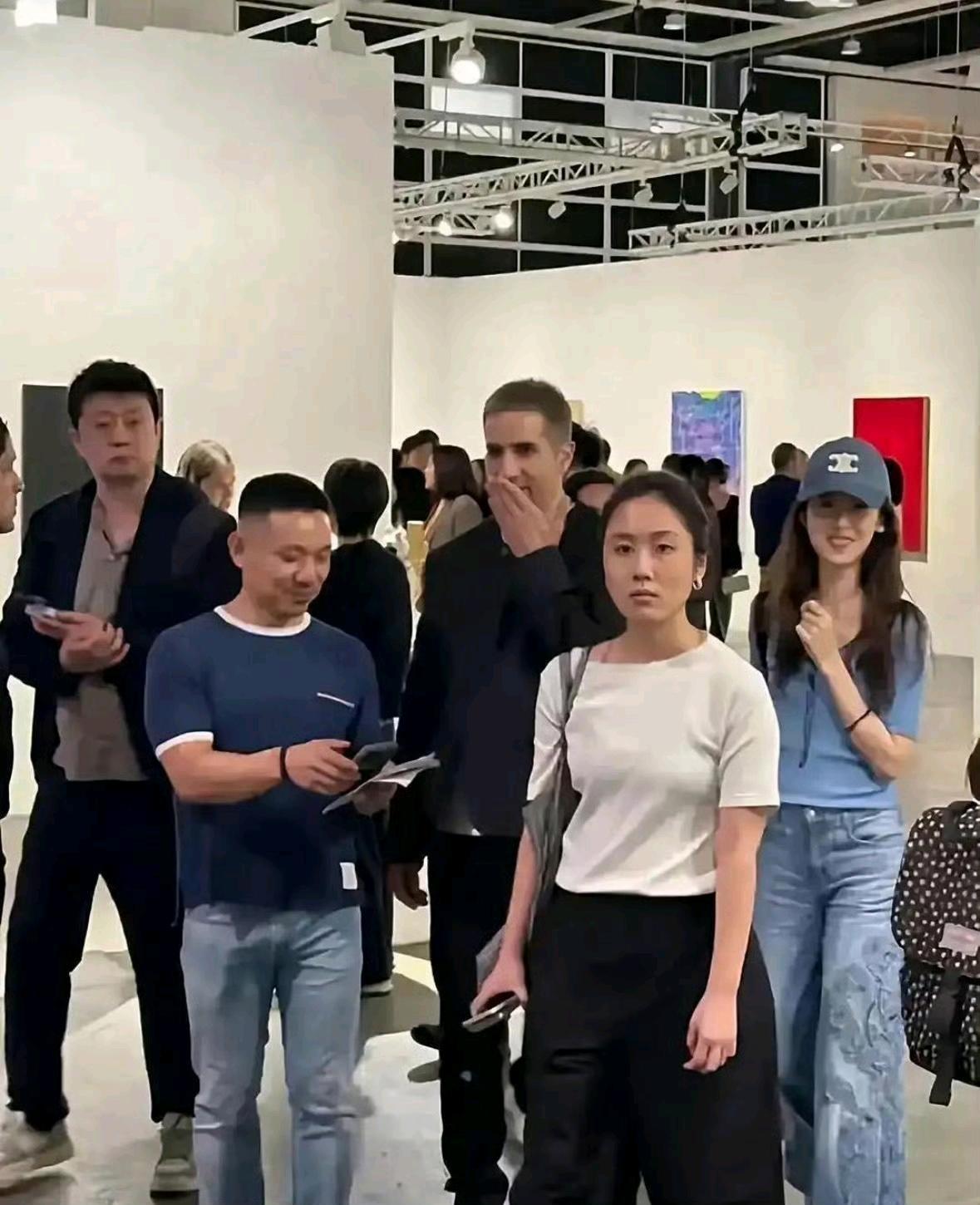 现实里刘强东老婆长这样