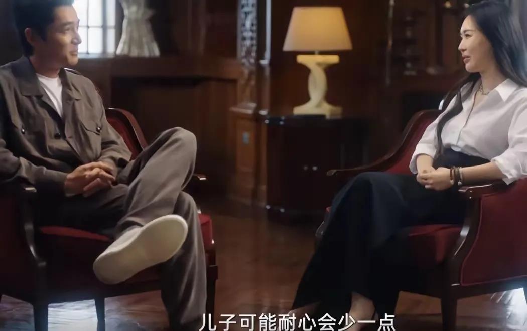 胡歌罕见谈二胎儿子。近日，在节目中主持人问对待儿子和女儿会有不同吗？胡歌很坦