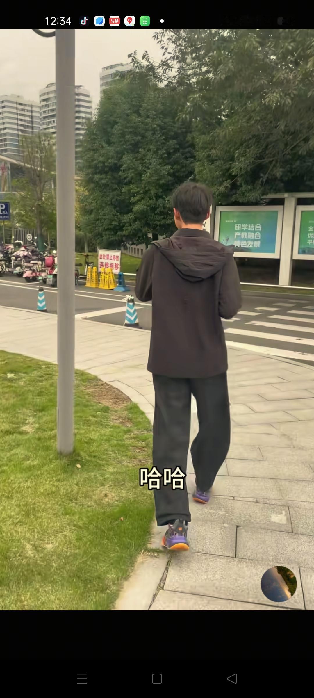 叶锐聪明明是广东仔，却偏偏成了爱吃麻辣的四川娃，今天妈妈请客，点了一大桌子的川菜