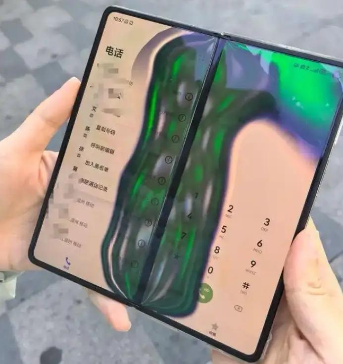 【南方人的冰雪震撼：哈尔滨冻坏了我的折叠屏，打开瞬间惊现“极光屏”】当南方小