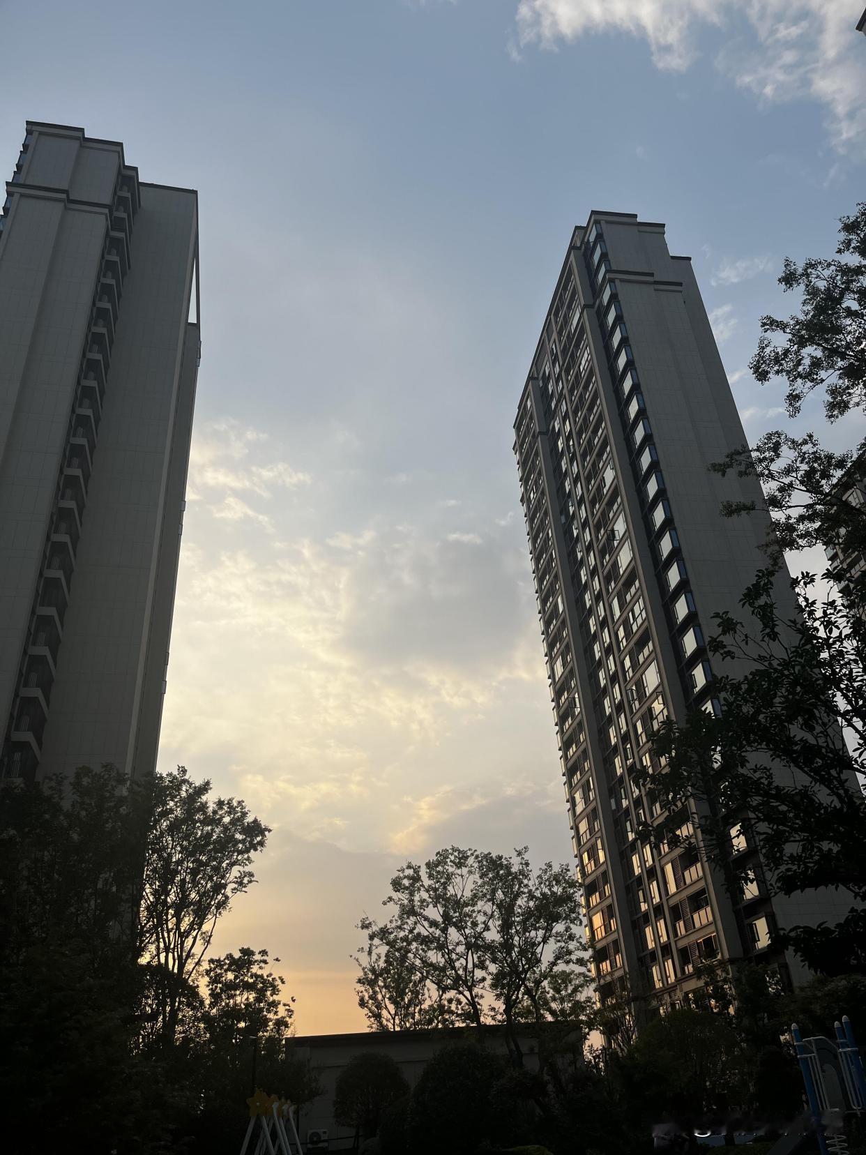 第二套房，义无反顾买了中间户，入住一年后，简直太喜欢了！第一套房买了西边户，冬