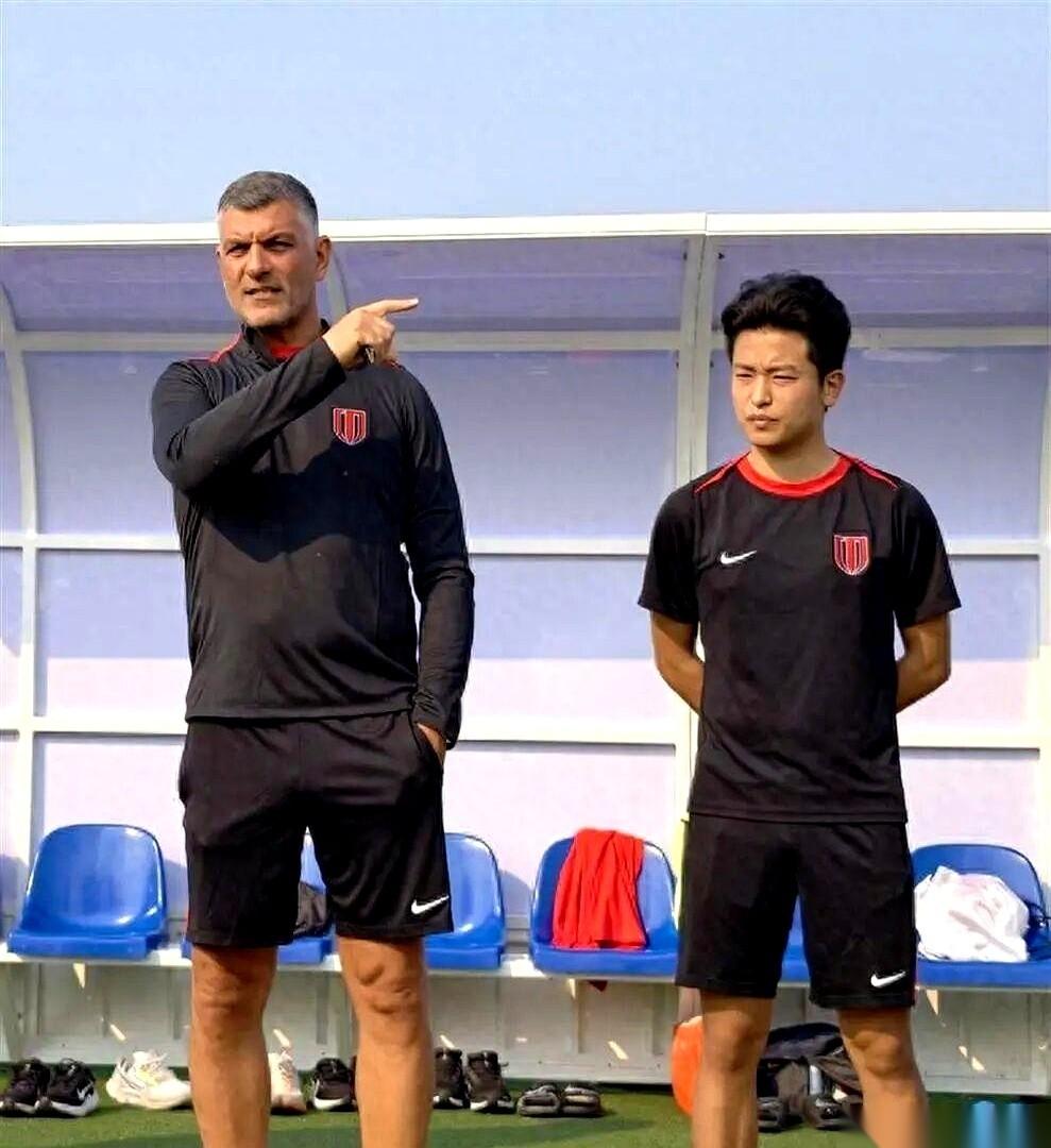 人家在那儿咣咣扣分，冠军奖杯都快送到成都家门口了。结果呢？咱们自己，先把那个