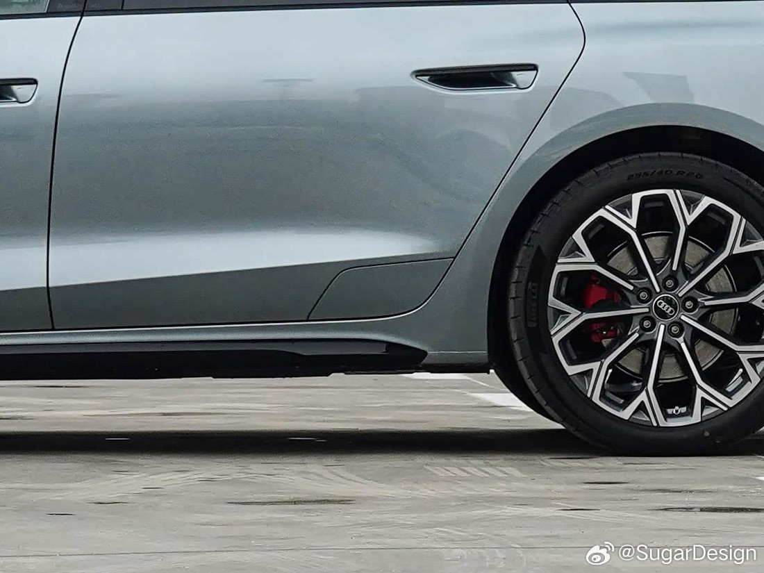 哦？新A6门这儿还有一个“可打开的”盖板你们知道是干啥的吗？据说是为了后期版本加