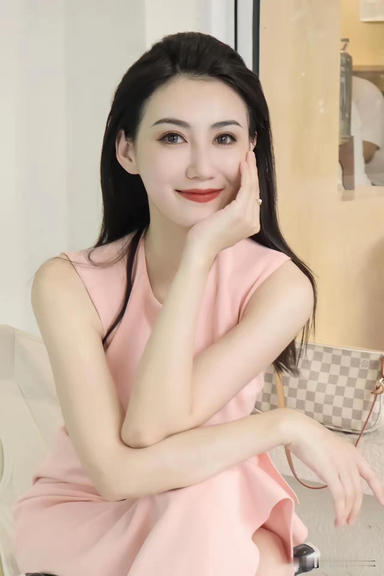 温柔甜美的粉色连衣裙，搭配精致妆容，尽显优雅气质。