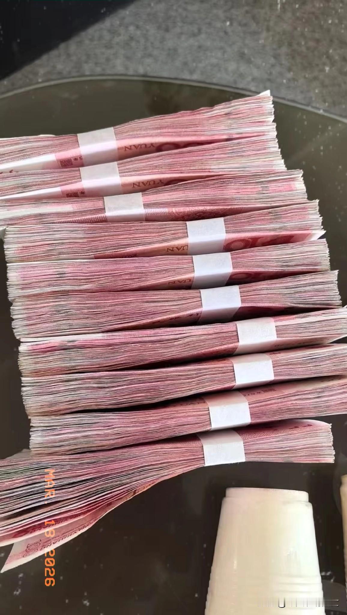 真心奉劝大家现在这经济形势，手里要是有个10万到20万现金，真的别着急去投资