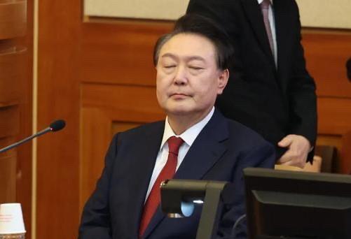 尹锡悦今天会拖着患病的身体出席拘留适当性审查。此举是要亲自向法院说明，自己的健康