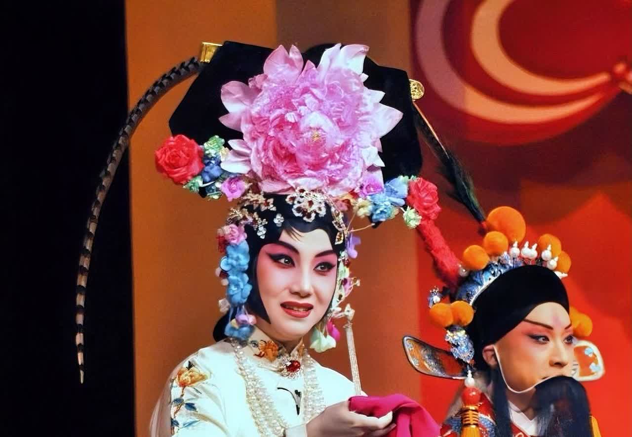京剧演员赵群的家庭成员主要有以下几位：一、父亲：赵玉明，京剧武花脸演员。