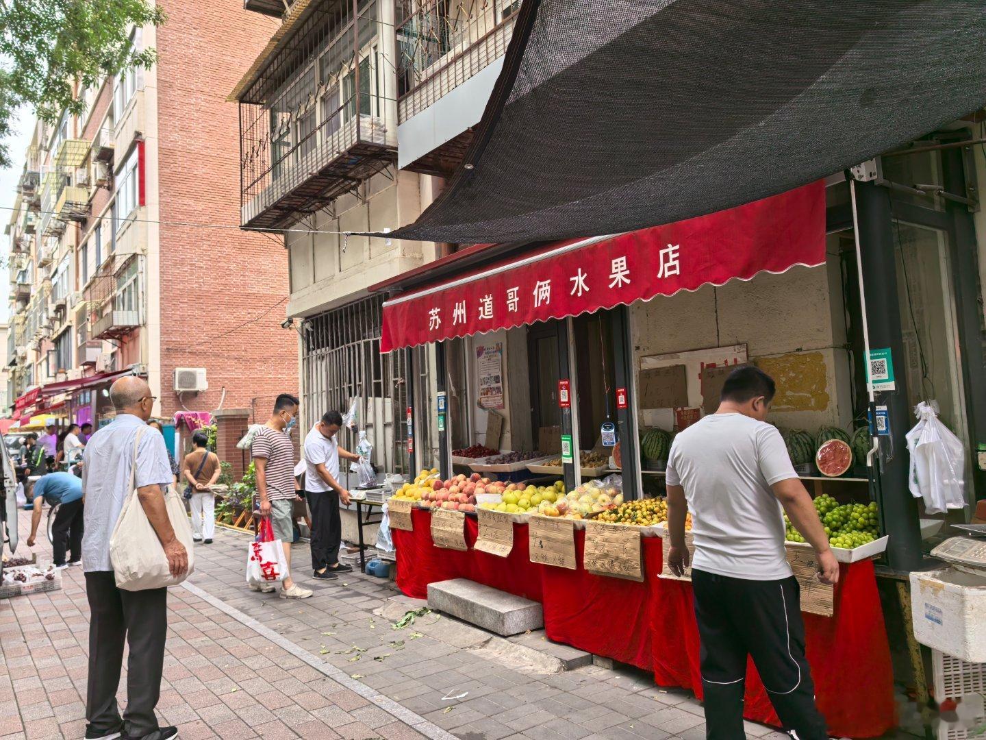 开个窗户的店子买水果，走了1800步才找到一个卖煎饼果子的，我们昨天晚上点了个外