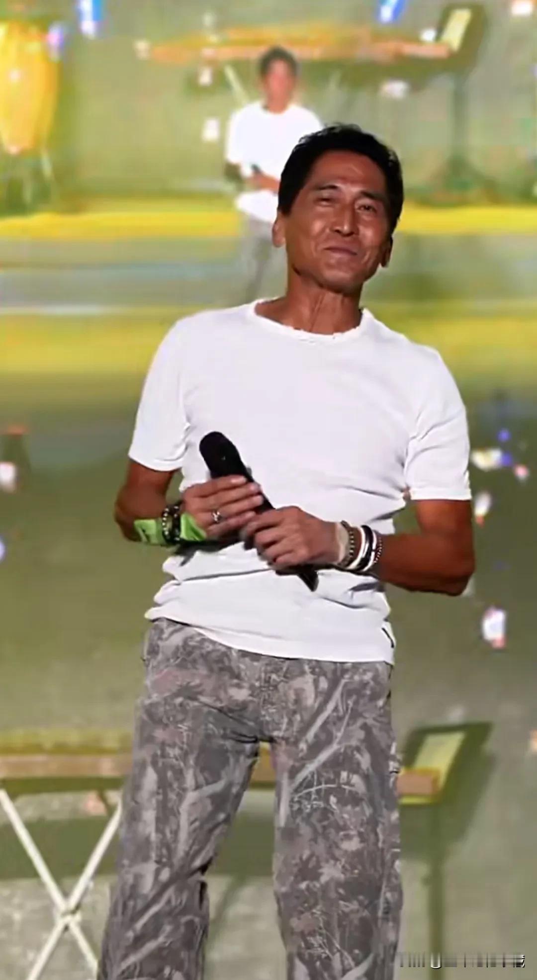在美国度假归来的著名歌手齐秦第一站现身武汉开唱！齐秦65岁了，皮肤又黑又亮，还要