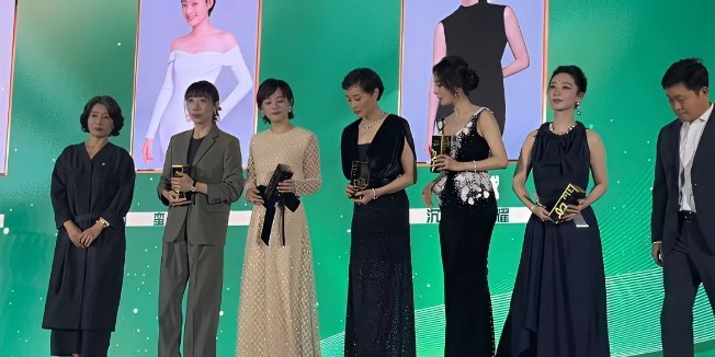 白玉兰提名女主角合影，杨紫在一众姐姐身边气势全无，太有妹感了！吴越C位，杨幂特别