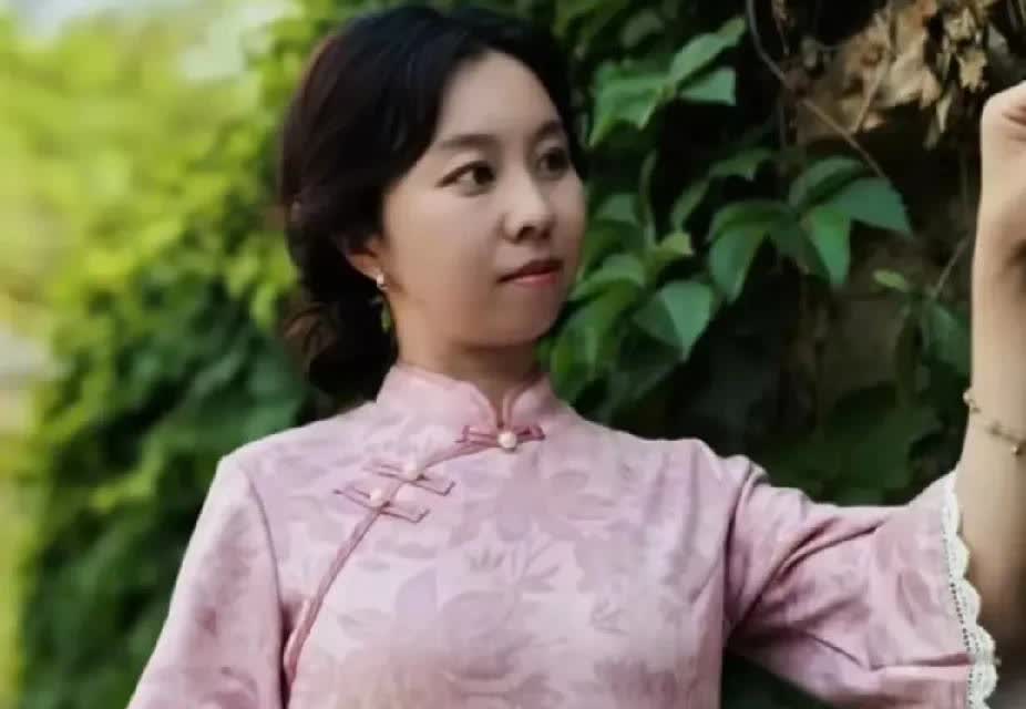 田媳妇很自信，她说网友是眼红她有大白牙，才会称她为龅牙哇！她也叫郭威表演不在乎自