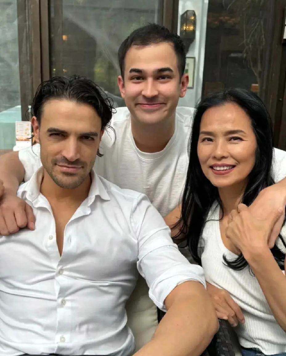 韦唯晒两个儿子的照片，大儿子帅气，小儿子阳光。