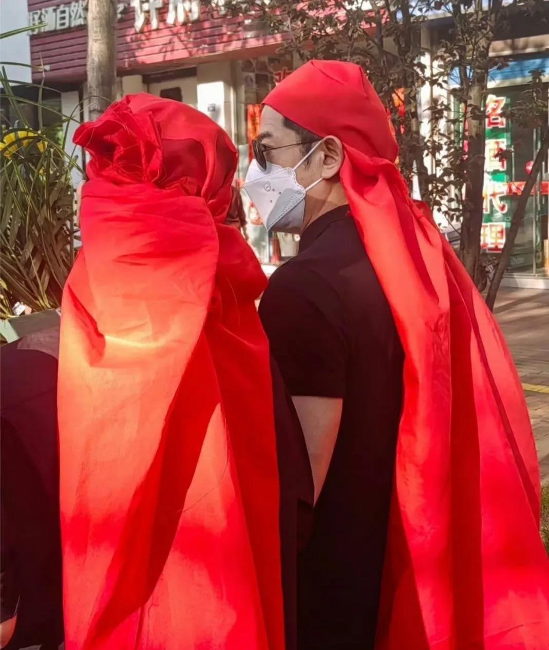 郭富城戴着红孝帽，跪在安徽老家的地上。这一个头磕下去，当年全网嘲笑他“找了个淘