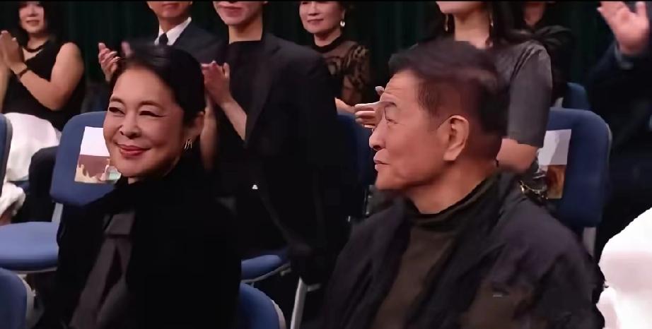 67岁倪萍携70岁杨亚洲亮相金鹰奖！台下对视满眼温柔金鹰奖现
