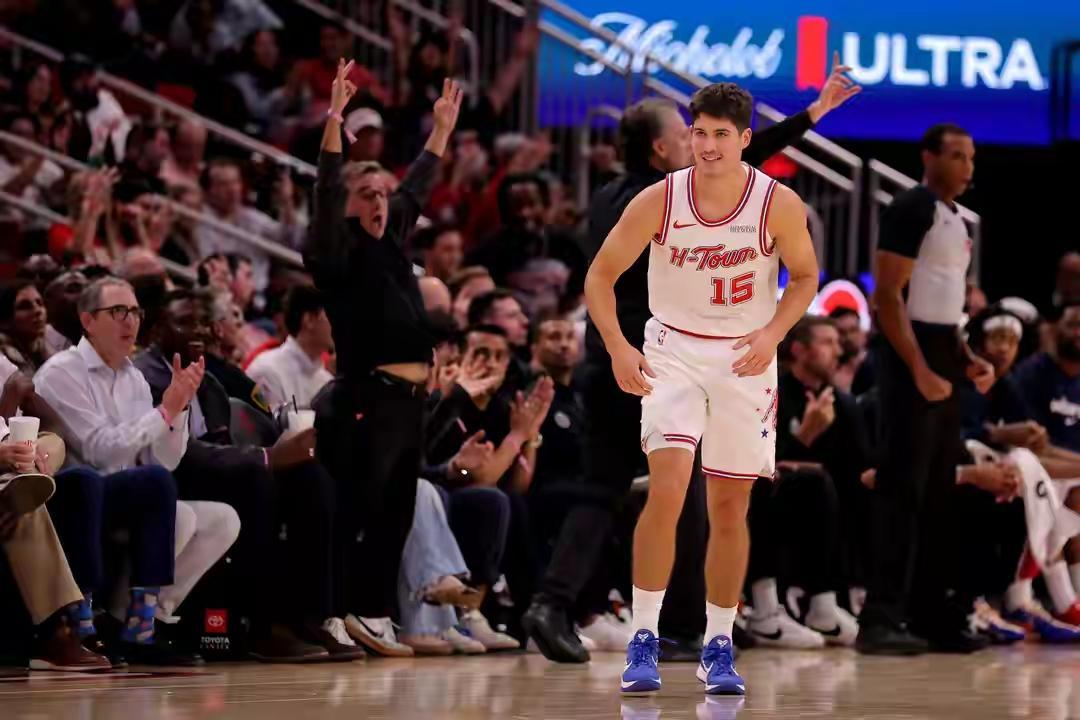 从这赛季谢泼德的轨迹看来，进攻天赋这个东西真的是香，要不是范大头伤了，估计谢泼德