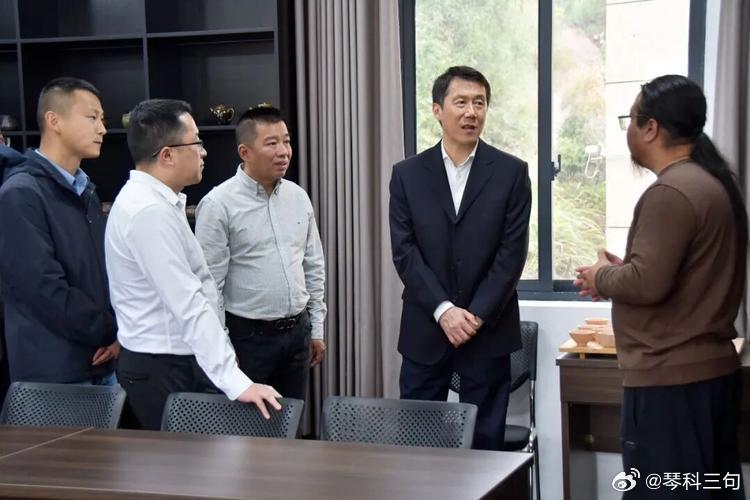 今儿个去县城办事，碰见高中同学李强，好几年没见了。他在县医院当医生，混得不错，开了辆帕萨特。非要拉我