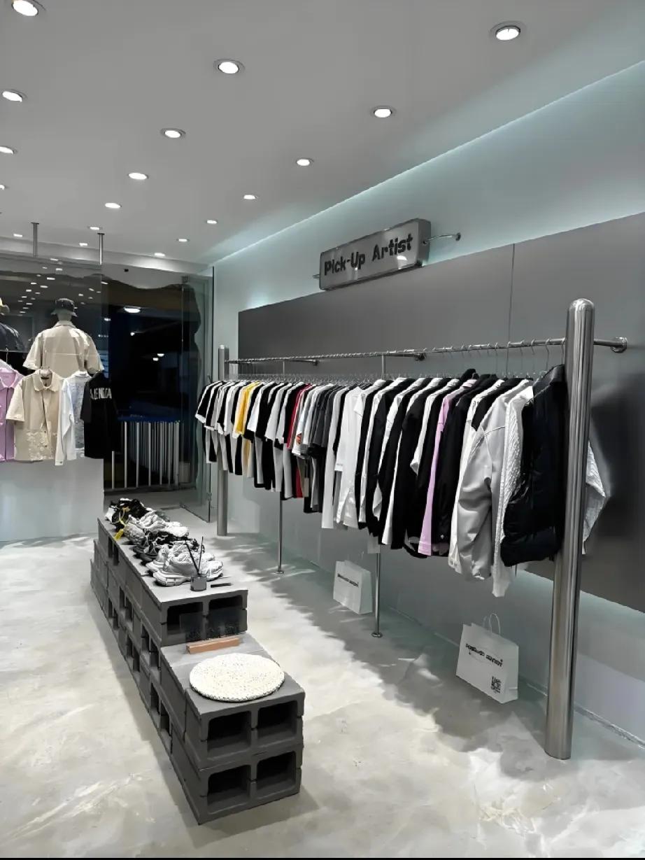 @豆包帮我点评我更喜欢实体店购物。走进门店可以亲手触摸商品，感受面料质地，试穿