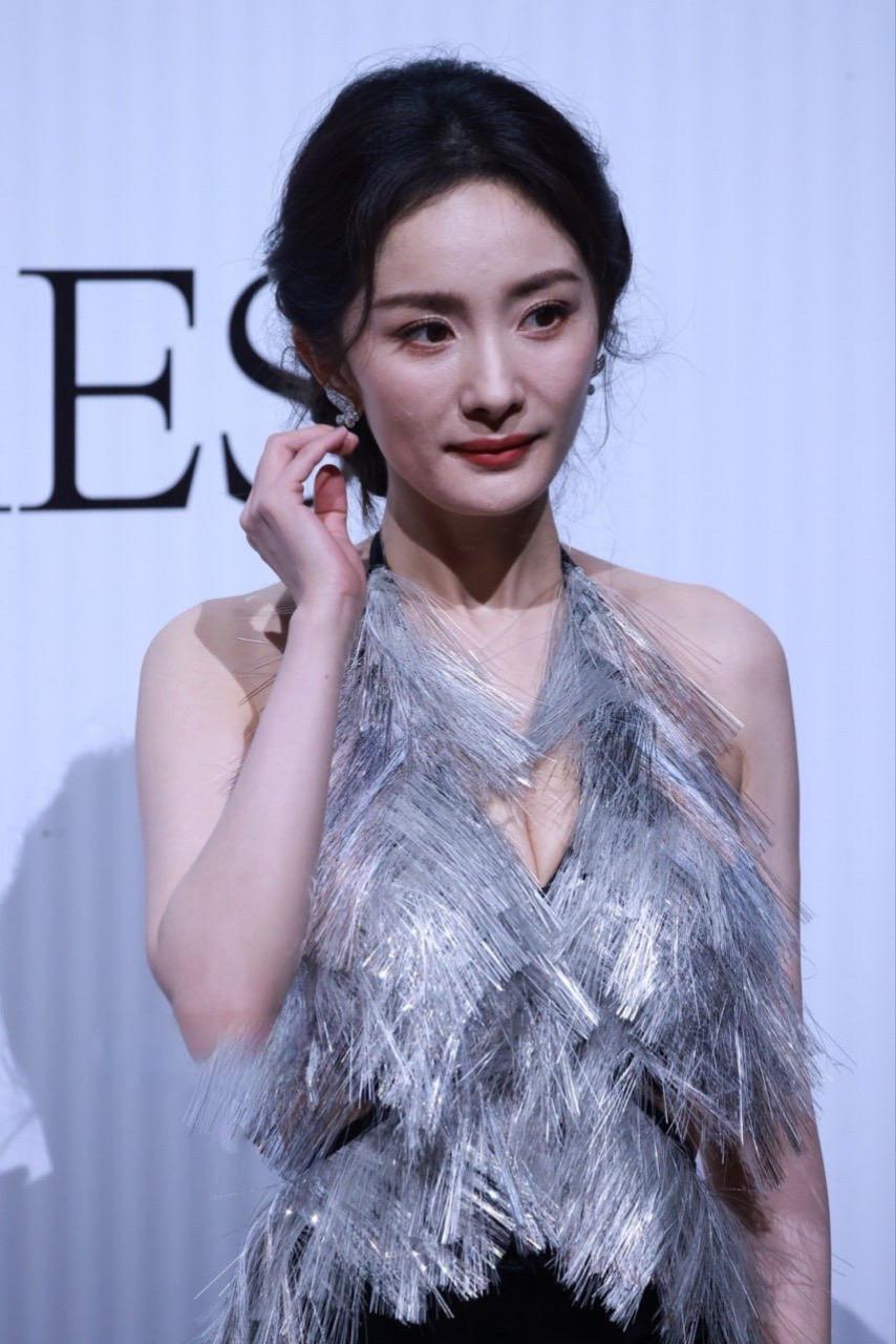 岁月从不败美人，还得是你啊，杨幂！杨幂抹胸礼服造型女明星造型女明星红毯